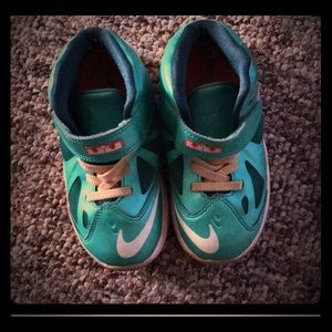 lebrons sneakers size 9